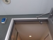 玄関にプリーツ網戸をお取り付け